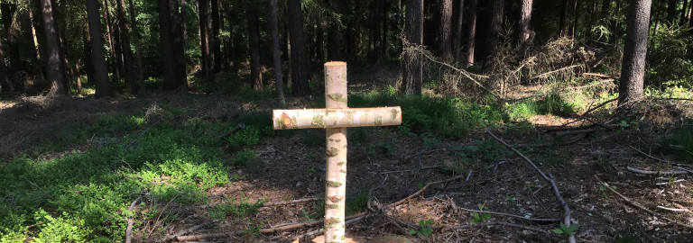 Holzkreuz beim Himmelfahrtsgottesdienst am Buchstein