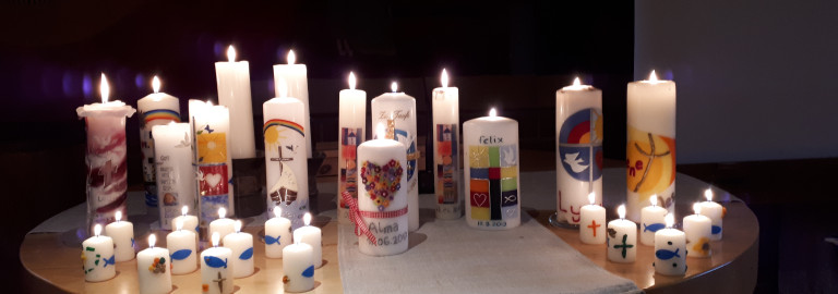 Taufkerzen auf dem Altar der Lutherkirche